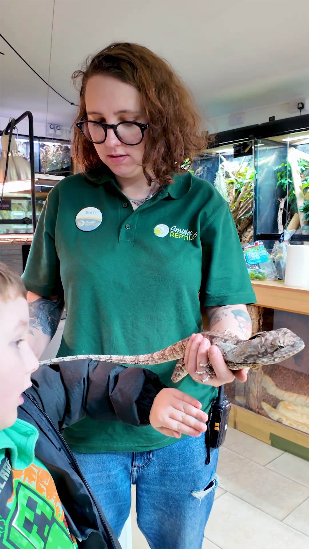 Smiths Pets – Pet Shop Teesside – Stockton Zoo – Tees Explorer by Tees Vision Media_0003_Layer 3 Staff Showing kids Lizards at Smiths Pets